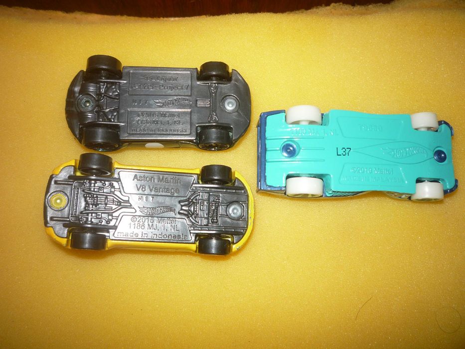 Três carrinhos "Hot Wheels": 1 euro