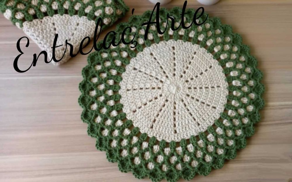 Sousplat em crochê feito à mão – peça artesanal (40 cm)