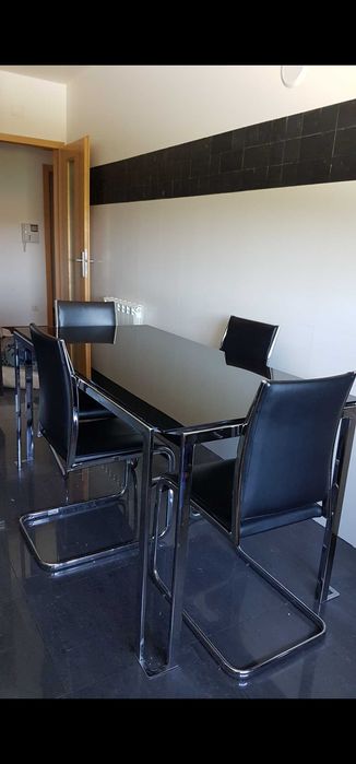 Mesa metal e vidro e 4 cadeiras.