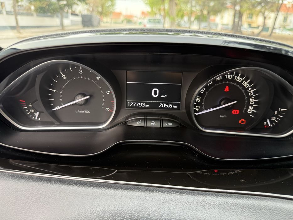 Peugeot 208 1.4 HDI Allure 68cv  excelente estado