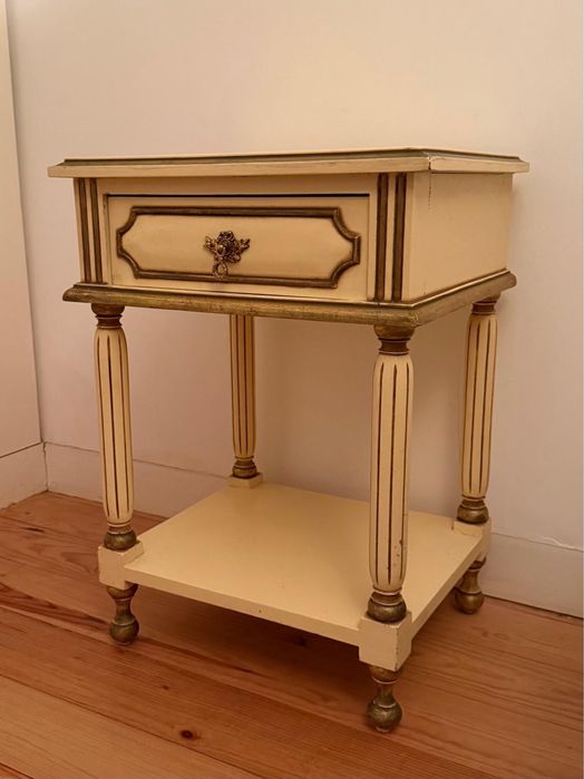 Mesa de cabeceira estilo Art Deco