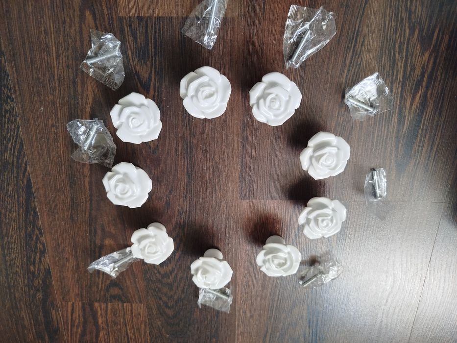 Piękne uchwyty ceramiczne do mebli różyc cena za 1szt.zki.