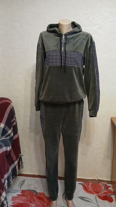 Костюм спортивний, жіночий.