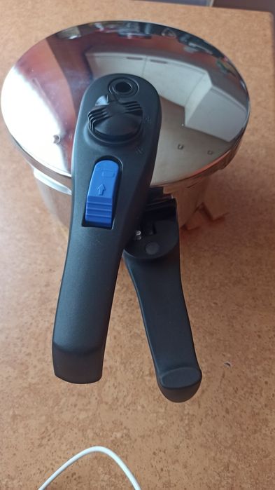 Скороварка ELO. диаметр 18см, на 2,7л.   2200гр.