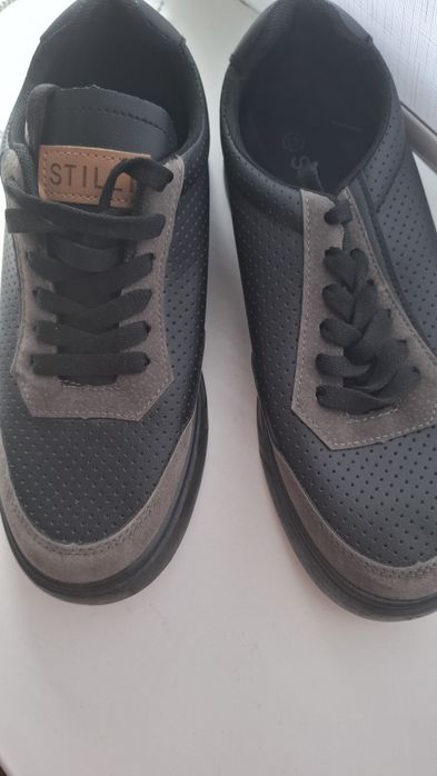 Кросівки чоловічі