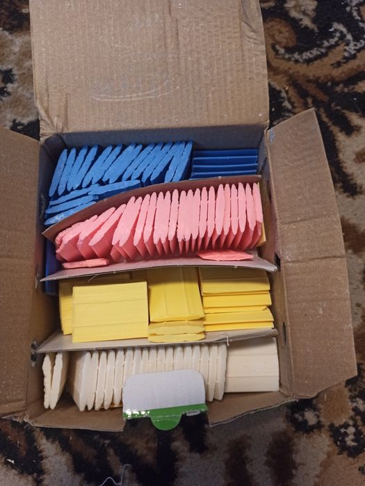 Нитки ,кнопки,стрази