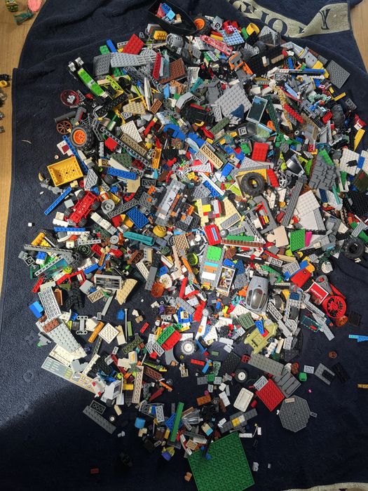 10 kilogramów klocków lego + 40 figurek