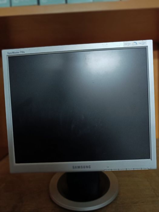 Monitor Samsung modelo 710 N