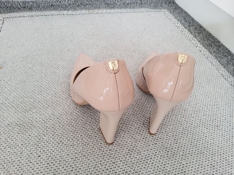 Czółenka lakierowane skórzane