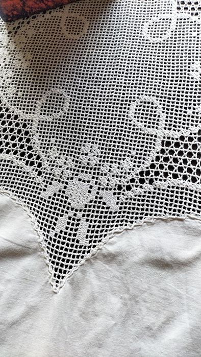 Toalha de mesa em tecido branco bordado, centro e  cantos em crochet.