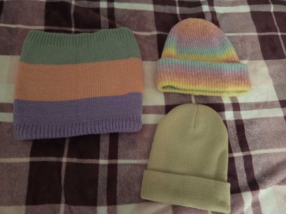 Trzy czapki damskie i dwa kominy