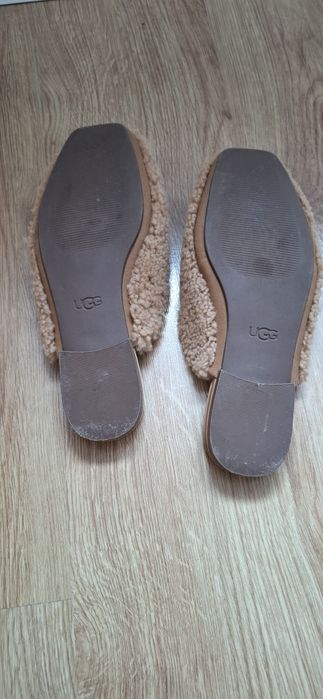 Klapki UGG „Janaya Cozy” z owczą cholewką