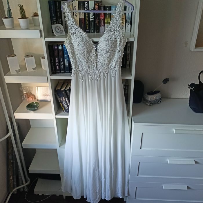 Biała suknia ślubna