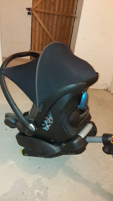 Sprzedam fotelik maxi cosi z bazą do auta