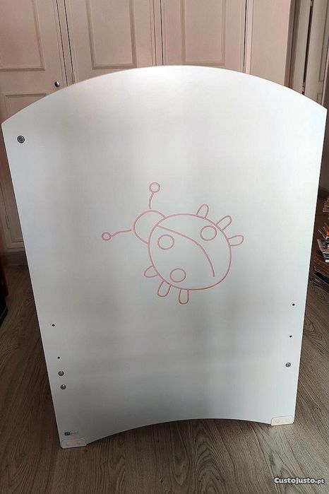 Berço de bebé para menina