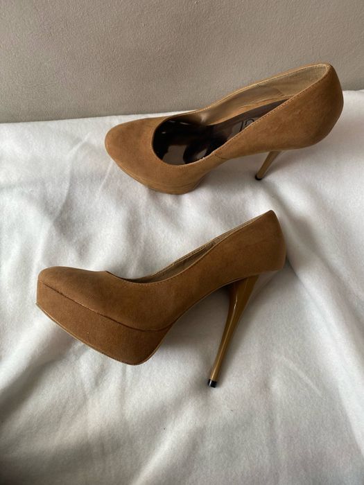 Wysokie karmelowe szpilki