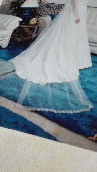 Vestido de noiva e respetivo véu