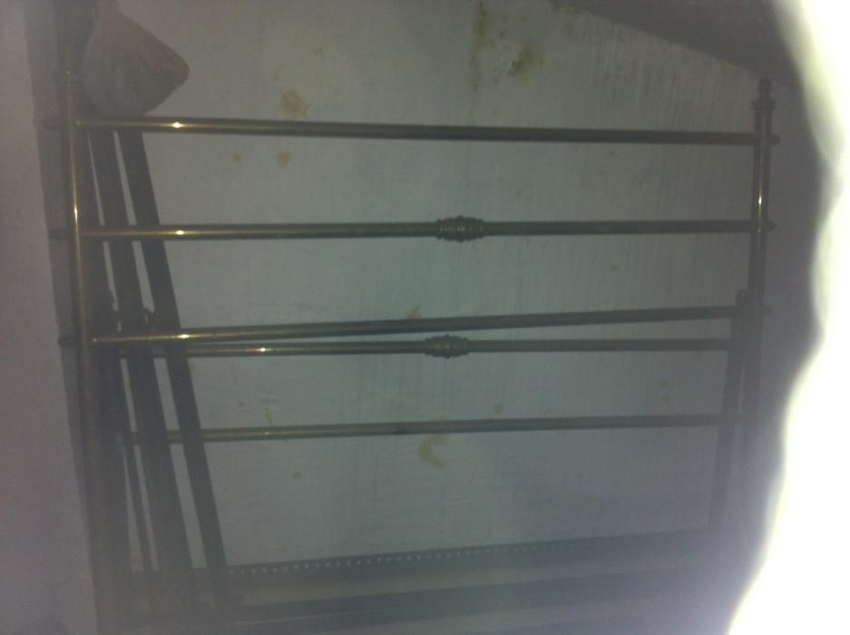 Cama de Casal Antiga + varão p/cortinado em Latão