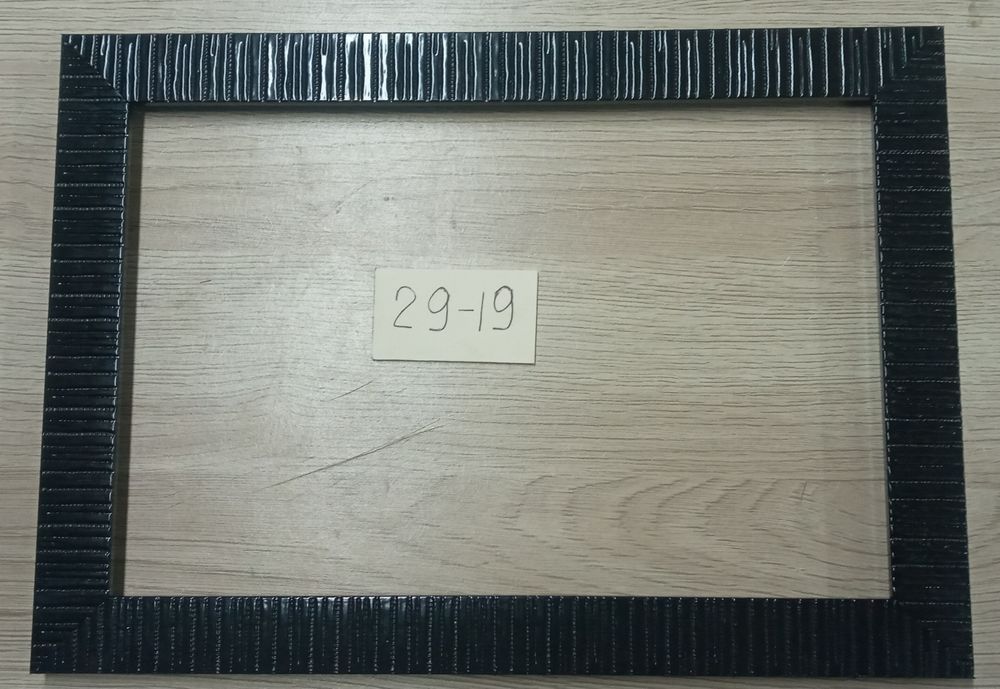 Рамки для картин. Очень много рамок.