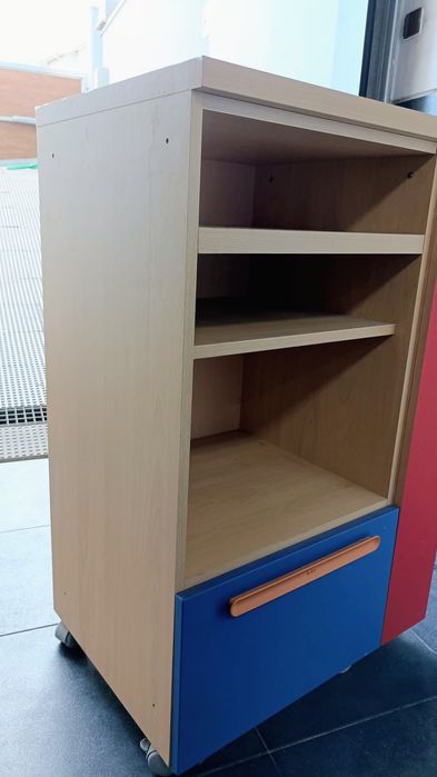 Móvel com prateleiras