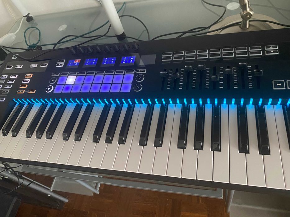 Novation 49SL MkIII — Teclado controlador MIDI com sequenciador