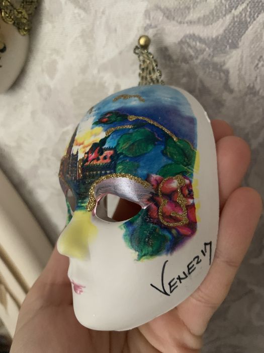 Декоративная маска из гипса с росписью