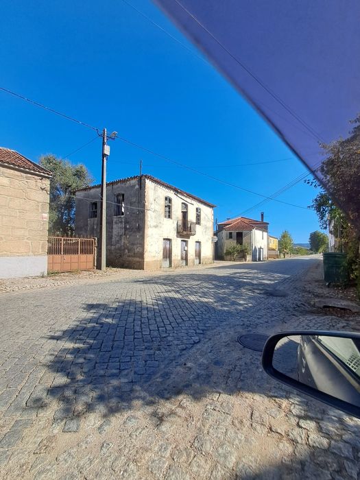 Duas casas com quintal e terreno