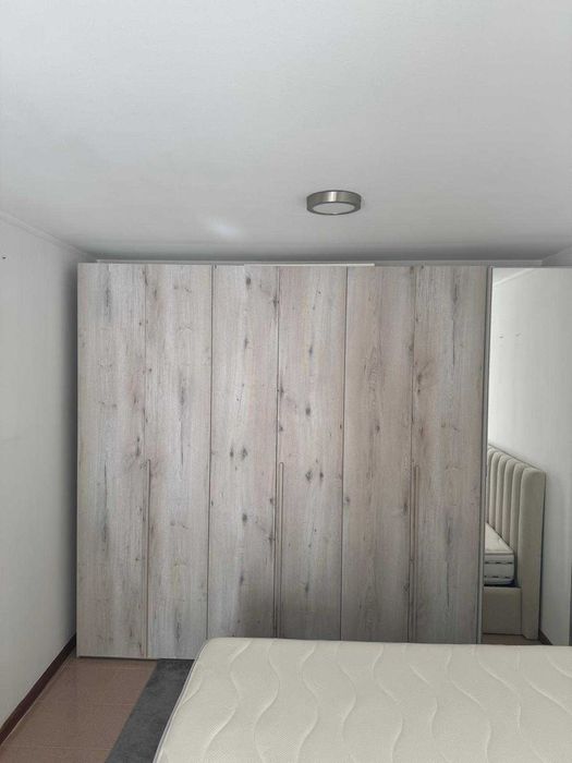 Roupeiro BERGEN Grande (240x238 cm) – Branco Véu – Excelente Estado
