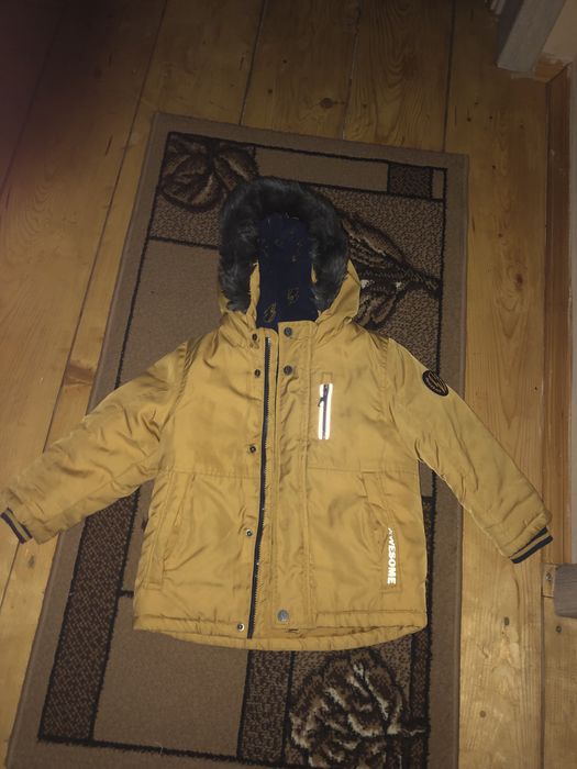 Продам зимову куртку дитясу