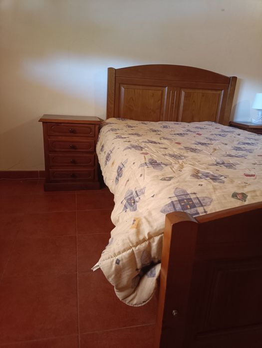 Cama completa e 2 mesinhas de cabeceira em madeira maciça