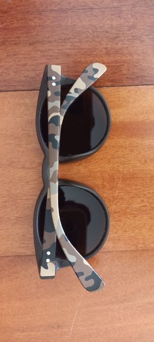 Óculos de sol criança ótimo estado só 3€