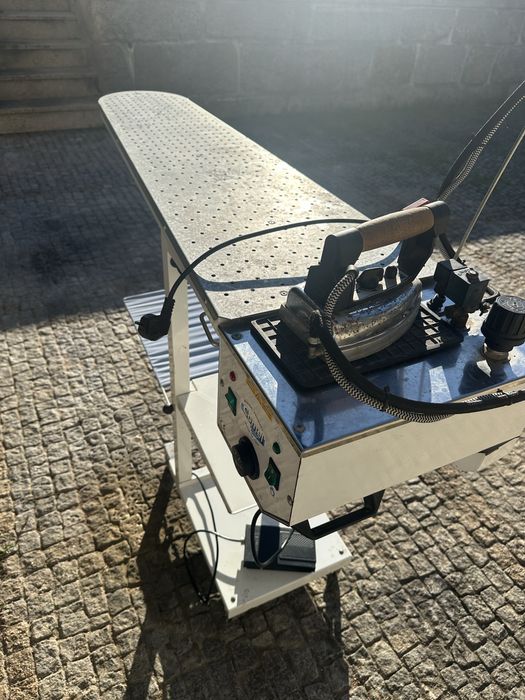 Mesa industrial de passar a ferro