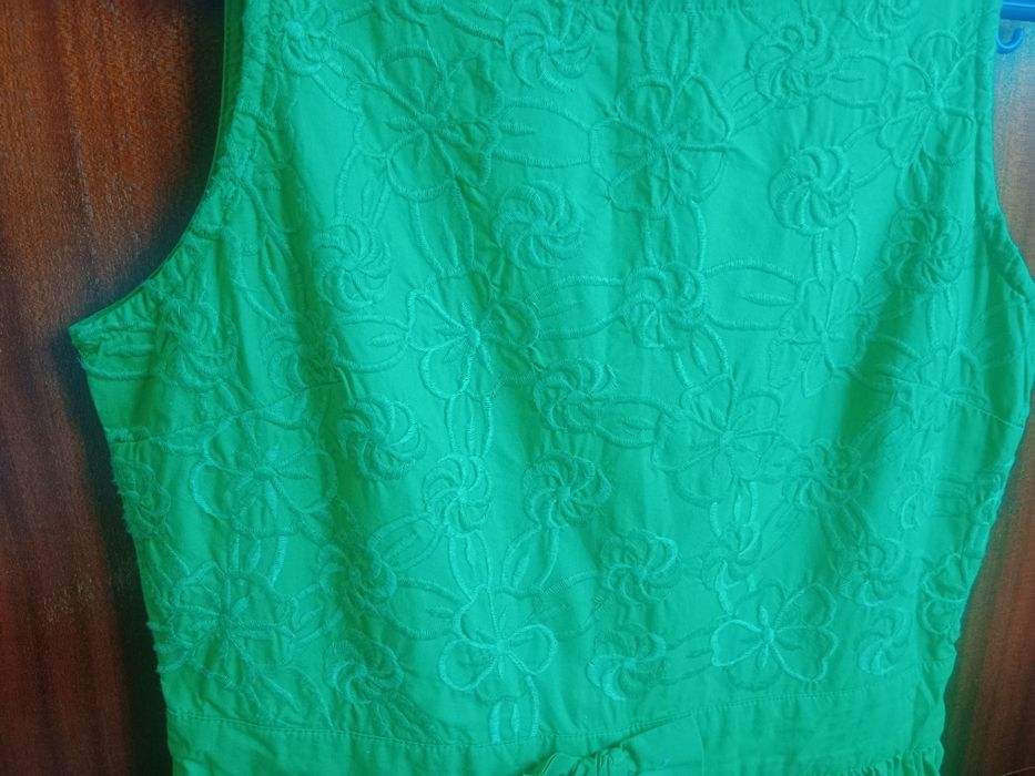 Vestido para criança verde bordado