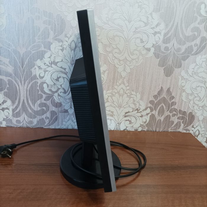 Монитор LG 1953S