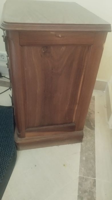Mesa de cabeceira em madeira maciça com 4 gavetas – estilo clássico/vintage