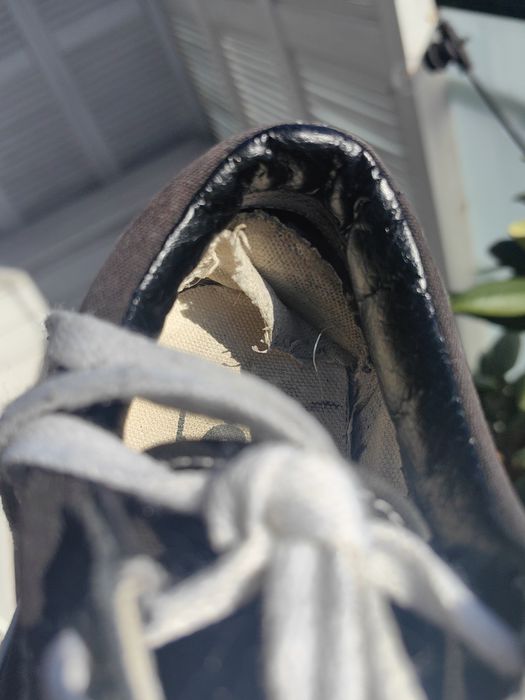 Czarne sneakersy Vans 37, 23.5 cm. Uszkodzona jedna zapiętka. Ogólnie stan ok.