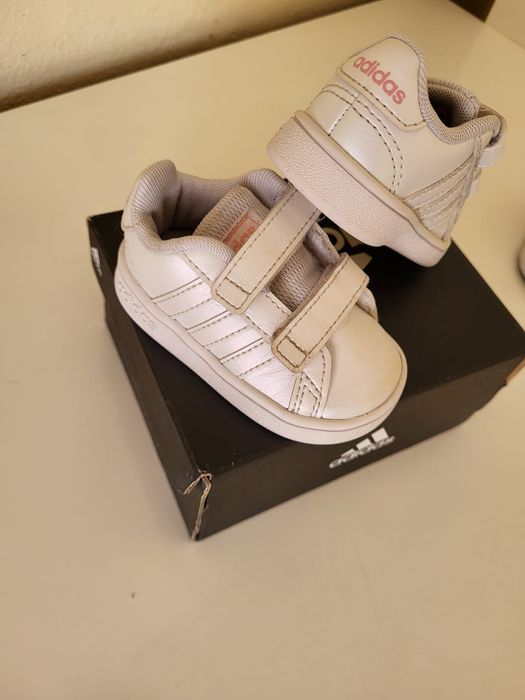 Sapatilha adidas 18