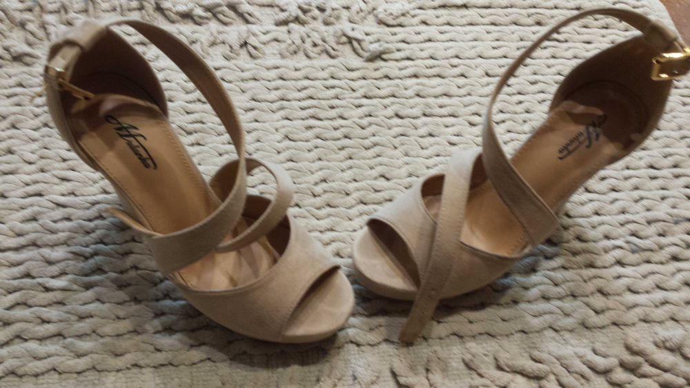Sandały beżowe rozm.40 j.Nowe