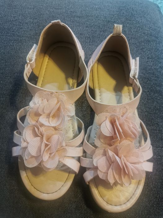 Piękne różowe sandałki H&M