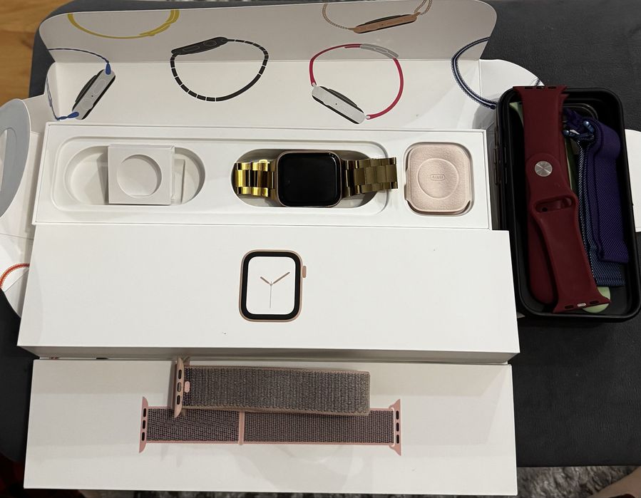 Смарт годинник Apple Watch SERIES 4 Gold Aluminum Case Pink  44MM