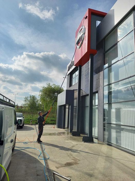 Mycia okien i przeszkleń w Biurach  na wysokości do 16 metrów