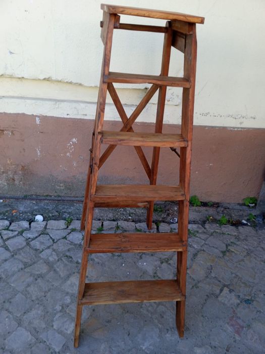 Escadotes de madeira maciça.
