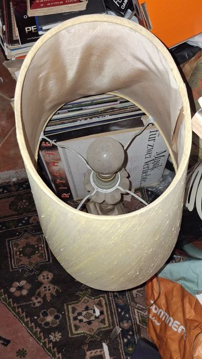 Candeeiro com base em pedra estilo retro