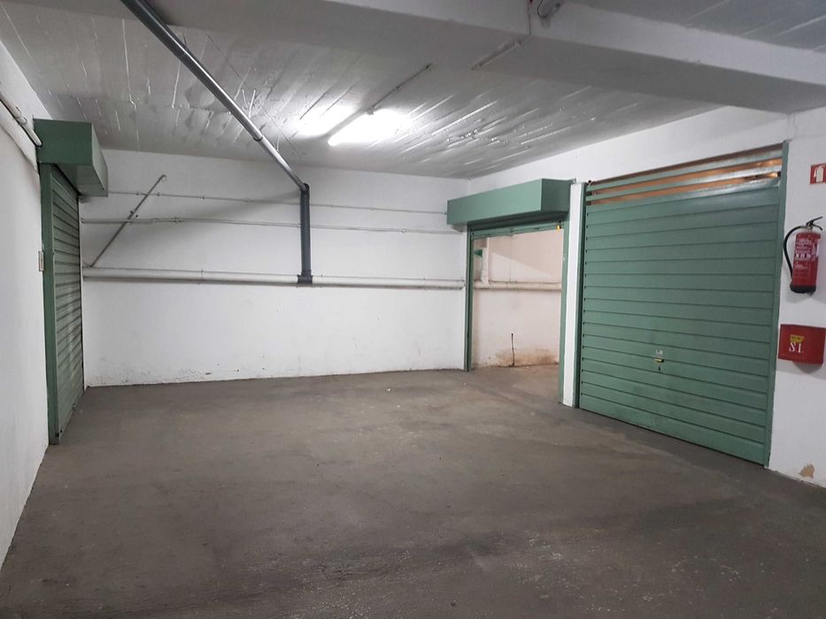 Garagem fechada em Faro, próximo da rotunda do hospital