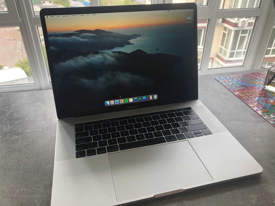 MacBook Pro 15" 2017 (16gb, Radeon Pro 560)