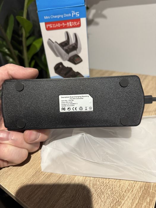 stacja dokująca do ładowania kontrolerów DualSense do konsoli PS5