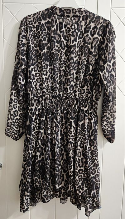 Sukienka z motywem panterka.