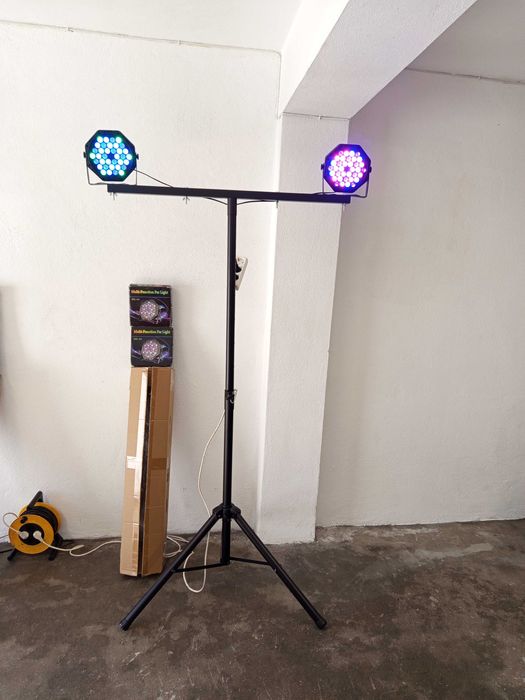 2 Tripés + 4 Projetor de palco RGB 36 LED
