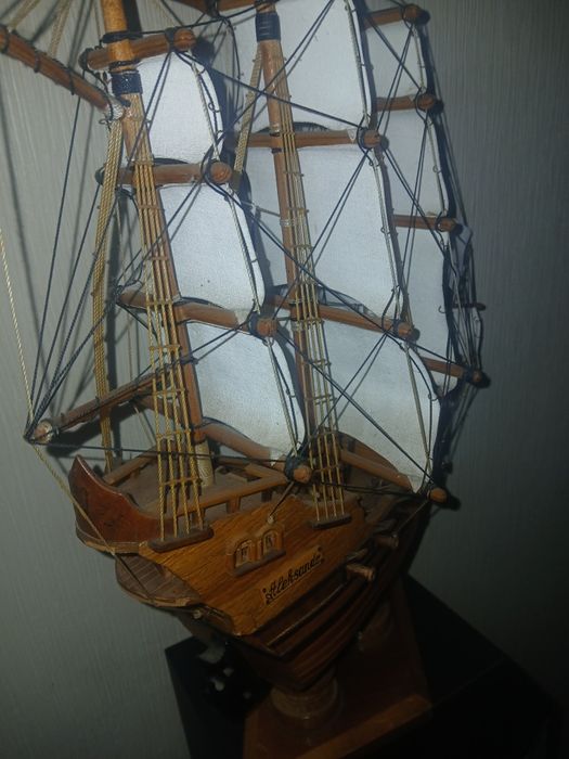 Продам модель парусника