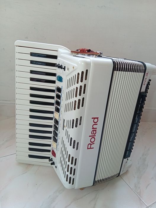 Roland FR-3S V-Accordion – Branco – 37 Teclas / 120 Baixos